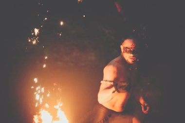 Şelale muhteşem ateş gösterisi. Acımasız kas adam