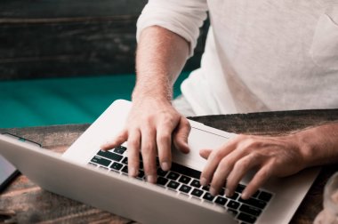İçinde laptop çalışma kafede oturan genç erkek serbest meslek