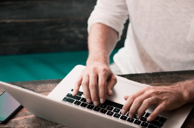 İçinde laptop çalışma kafede oturan genç erkek serbest meslek