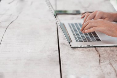 İçinde laptop çalışma kafede oturan genç erkek serbest meslek