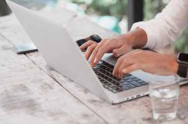 İçinde laptop çalışma kafede oturan genç erkek serbest meslek