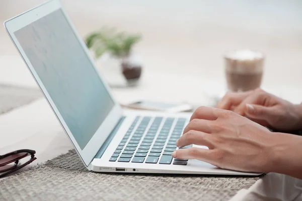 Glückliche Frau mit Laptop im Café. Nahaufnahme — Stockfoto