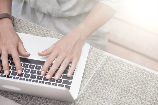 Glückliche Frau mit Laptop im Café. Nahaufnahme — Stockfoto