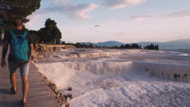 Pamukkale 'deki doğal travertin havuz ve teraslarında yürüyen bir turist