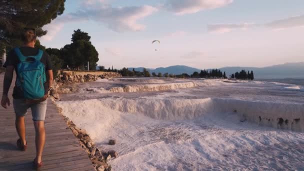 Passeggiata turistica nelle piscine e terrazze in travertino naturale di Pamukkale — Video Stock