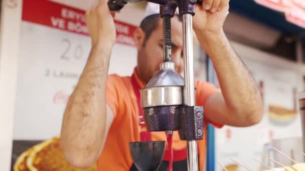 İstanbul, Türkiye - 09.10.2019: Eryilmaz pide lahmacun cafe. Türk adam nar suyu yapıyor. — Stok video