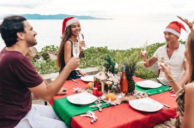 Noel 'i kutlayan arkadaşlar ya da plajda yeni yıl arifesi.