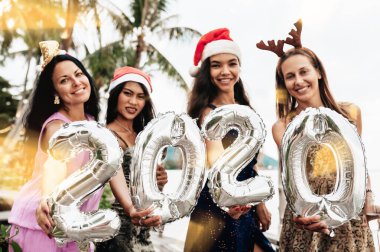Gümüş Balon Tutan Güzel Kadınlar 2020