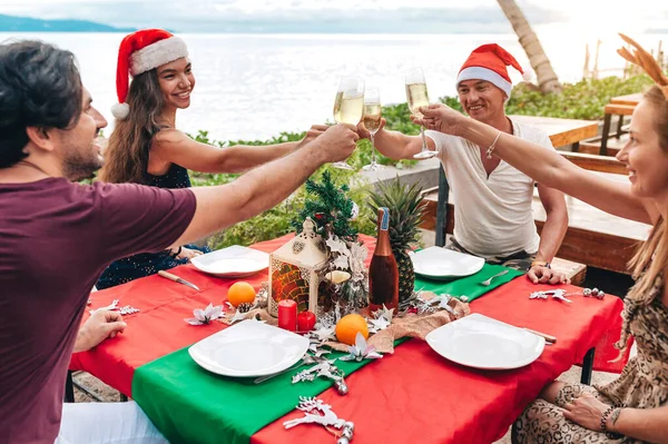 ビーチでクリスマスや新年の前夜を祝う友人. — ストック写真