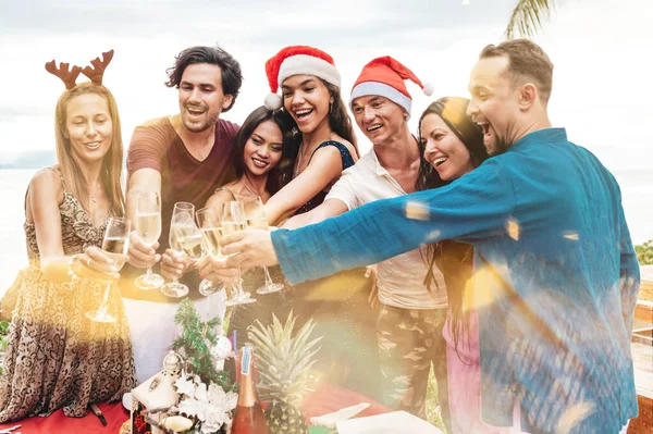 Vänner som firar jul eller nyår på stranden. — Stockfoto