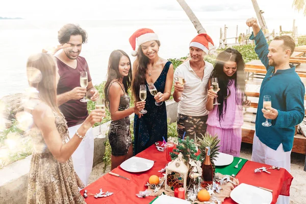 Noel 'i kutlayan arkadaşlar ya da plajda yeni yıl arifesi. — Stok fotoğraf