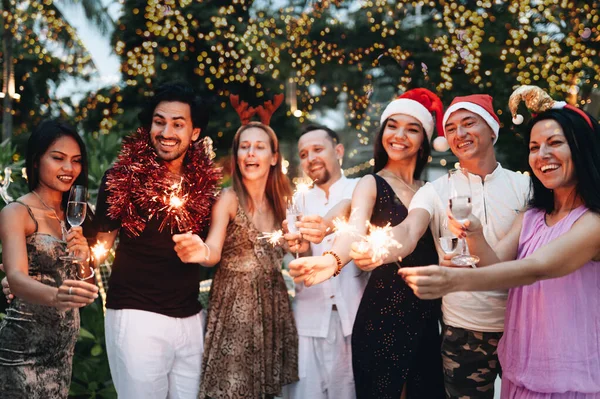 Bir grup arkadaş Noel 'i ışıltı ve şampanyayla kutluyor. — Stok fotoğraf
