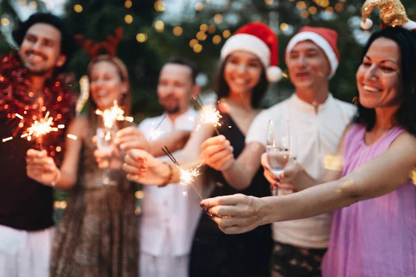 一群朋友用火花和香槟酒庆祝圣诞节 — 图库照片