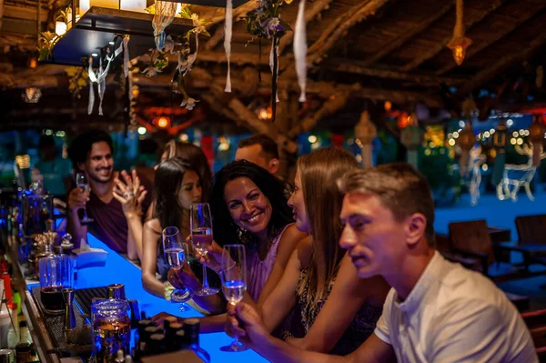Açık barda içeceğinizi arkadaş grubu — Stok fotoğraf