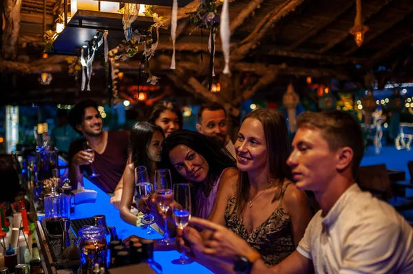 Açık barda içeceğinizi arkadaş grubu — Stok fotoğraf