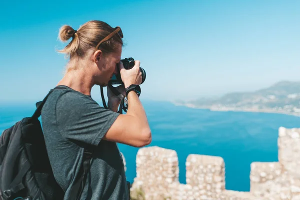 Fototógrafo fazendo fotos de paisagem incrível — Fotografia de Stock