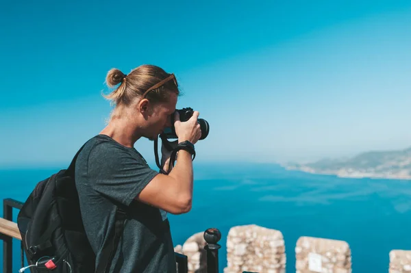 Fotograf robi zdjęcia niesamowitego krajobrazu — Zdjęcie stockowe