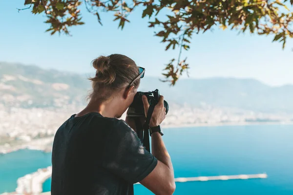 Fototógrafo fazendo fotos de paisagem incrível — Fotografia de Stock