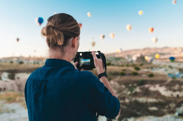 Pemuda fotografer membuat gambar balon udara saat matahari terbit di Kapadokia — Stok Foto