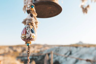 Eski bir ağaçtaki Türk mücevherleri. Kapadokya 'daki Aşk Vadisi