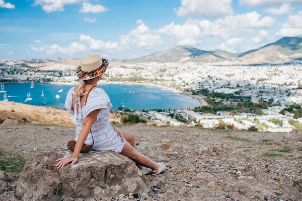 Mulher sentada e enjoyng vista incrível da baía de Bodrum a partir do alto . — Fotografia de Stock