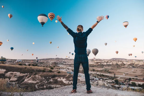Jovem homem feliz desfrutando de balões de ar na Capadócia — Fotografia de Stock