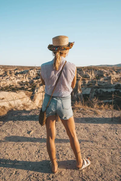 Şapkalı bir kadın turist Kapadokya 'nın görüş noktasında duruyor.. — Stok fotoğraf
