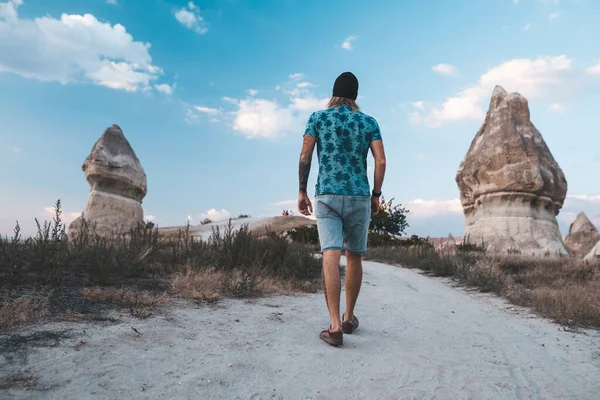 Joven caminando en Valle en Capadocia — Foto de Stock