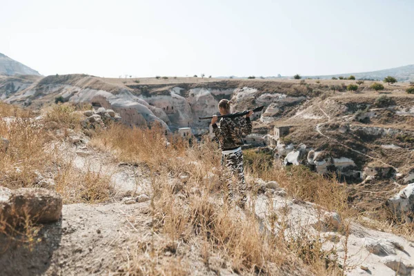 사냥용 총으로 사냥 할 태세가 되어 있는 위장 옷을 입고 있는 수컷 사냥꾼 — 스톡 사진