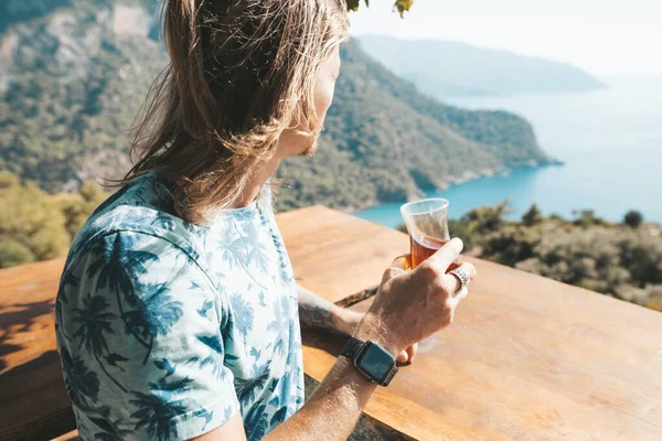 美しい景色と伝統的なトルコ茶を飲むカフェに座っている男. — ストック写真