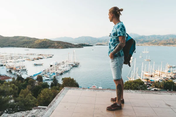 Bonito loiro de pé no miradouro com vista para o porto em Fethiye — Fotografia de Stock