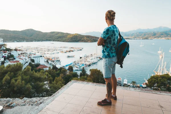 Fethiye limanına bakan yakışıklı sarışın bir adam.