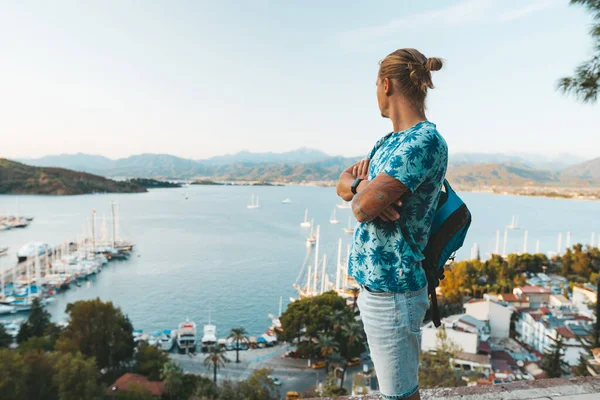 Przystojny blondyn stoi w punkcie widokowym z widokiem na port w Fethiye — Zdjęcie stockowe