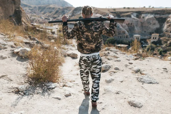 사냥용 총으로 사냥 할 태세가 되어 있는 위장 옷을 입고 있는 수컷 사냥꾼 — 스톡 사진