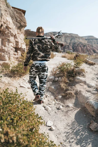 身着迷彩服、准备用猎枪打猎的男性猎手 — 图库照片
