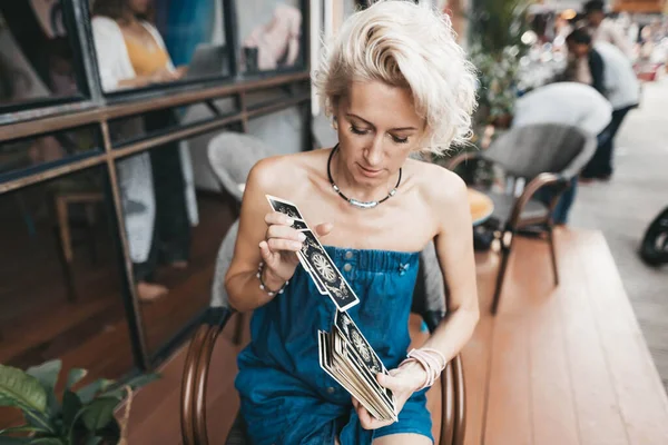 Mujer está leyendo cartas del Tarot en la mesa en la cafetería — Foto de Stock