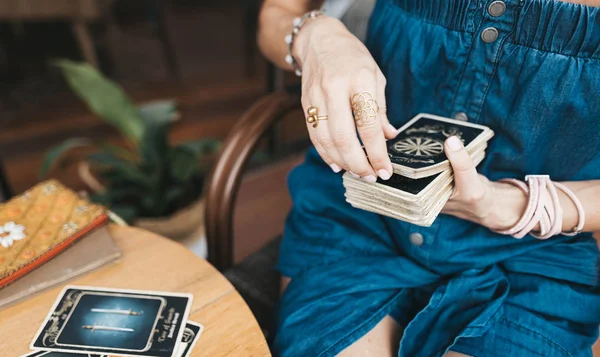 Mulher está lendo cartas de tarô na mesa no café — Fotografia de Stock