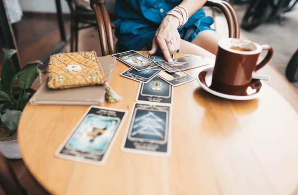 Femme lit des cartes de tarot sur la table dans un café — Photo
