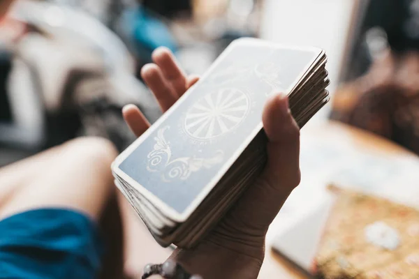 Mulher está lendo cartas de tarô na mesa no café — Fotografia de Stock