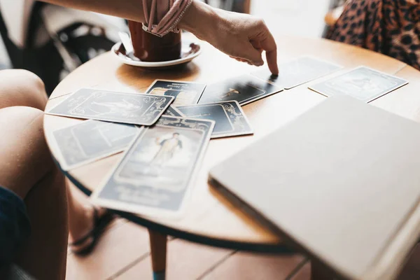 Mujer está leyendo cartas del Tarot en la mesa en la cafetería — Foto de Stock