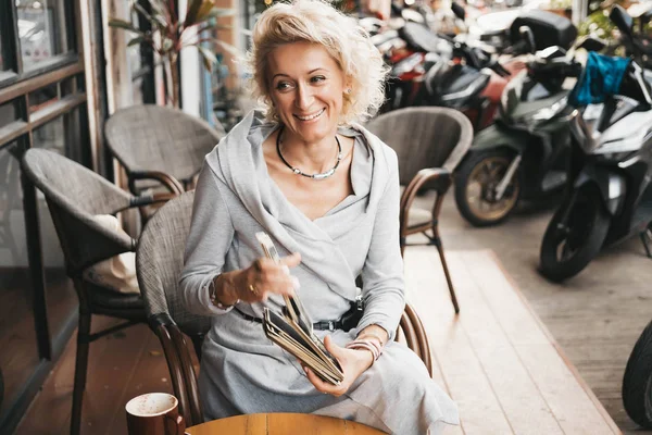 Femme lit des cartes de tarot sur la table dans un café — Photo