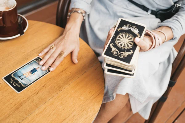 Frau liest Tarotkarten auf dem Tisch im Café — Stockfoto