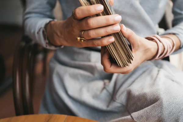 Mujer está leyendo cartas del Tarot en la mesa en la cafetería — Foto de Stock