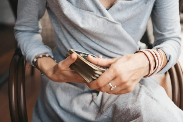 Vrouw leest Tarot kaarten op tafel in café — Stockfoto