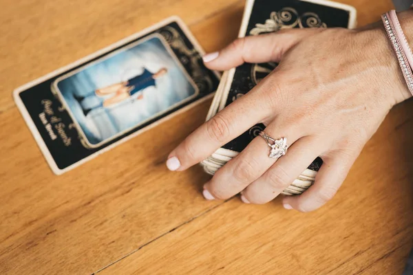 Femme lit des cartes de tarot sur la table dans un café — Photo