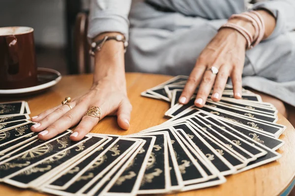 Mulher está lendo cartas de tarô na mesa no café — Fotografia de Stock