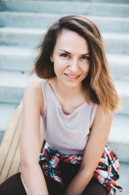 Uzun pano sürüşünden sonra merdivenlerde dinlenen şapkalı çekici kadın..