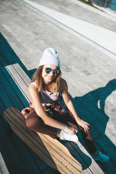 Atrakcyjna Kobieta Kapeluszu Relaksująca Się Schodach Longboardzie — Zdjęcie stockowe