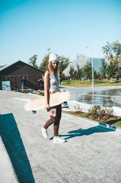 Retrato Mulher Atraente Chapéu Óculos Sol Com Longboard Livre — Fotografia de Stock