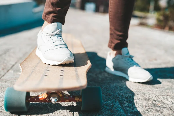 Close Pernas Femininas Tênis Longboard Livre — Fotografia de Stock